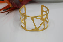 Load image into Gallery viewer, Sinuous Lines Gold Bracelet
