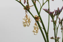 Load image into Gallery viewer, Flower Pearl Earrings
