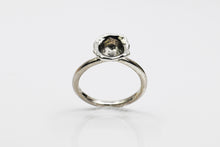 Load image into Gallery viewer, Silver Flower Ring
